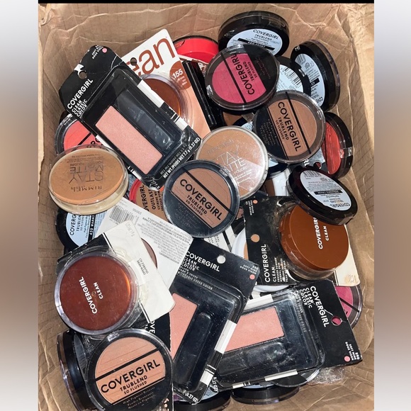 Drug store makeup mascaras blushes concealers lippies & much more over 900 pcs - Picture 2 of 5